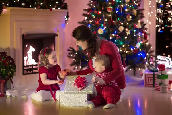 Mor og barn hjemme på julaften – stockfoto