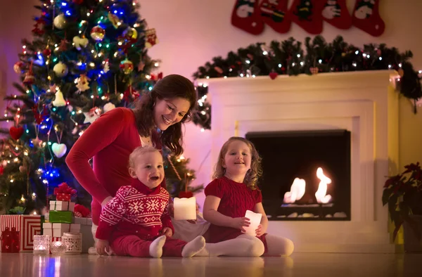 Matka i dzieci w domu na Boże Narodzenie — Zdjęcie stockowe