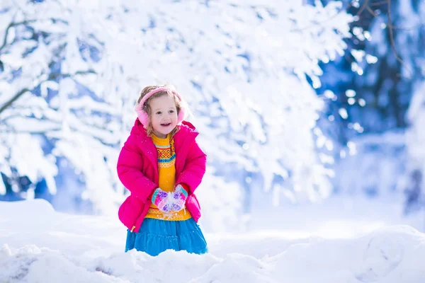 Petite fille jouant dans la forêt enneigée d'hiver — Photo