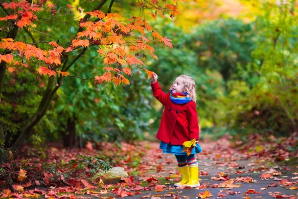 Petite fille avec feuille d'automne jaune — Photo