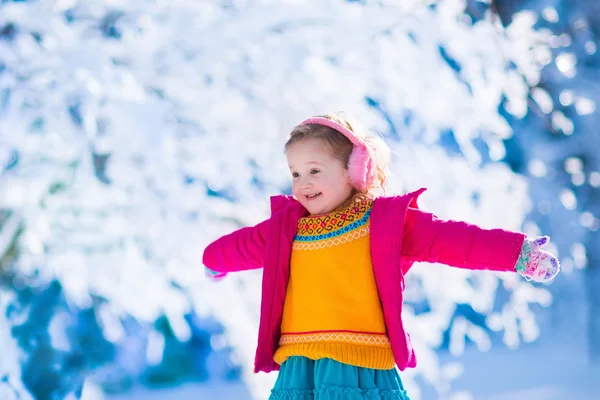 Niña jugando en el bosque de invierno nevado —  Fotos de Stock