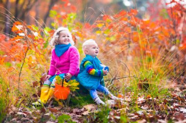 sonbahar parkta oynayan çocuklar