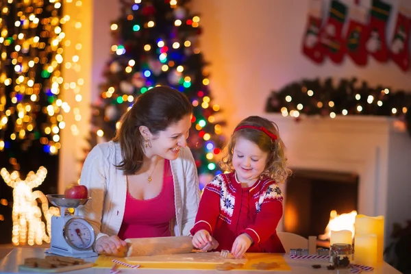 Anne ve kızı Noel yemeği için zencefilli kurabiye pişirme — Stok fotoğraf