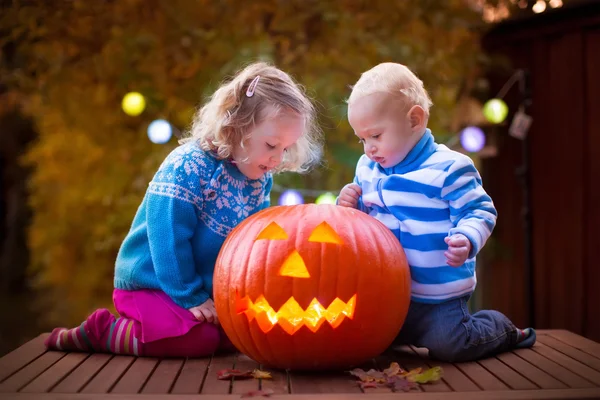 Niños tallando calabaza en Halloween — Foto de Stock