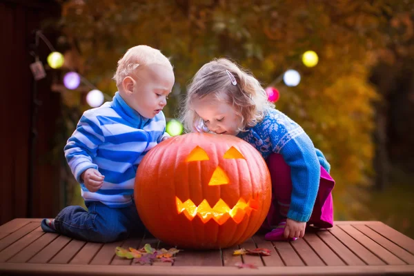 Kids carving pumpkin at Halloween — Stock fotografie