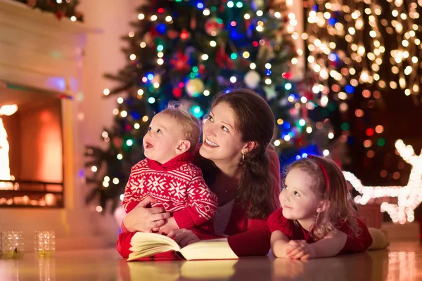 Mère et enfants à la maison la veille de Noël — Photo