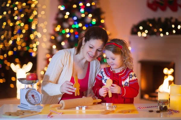 Madre e hija horneando pan de jengibre para la cena de Navidad — Foto de Stock