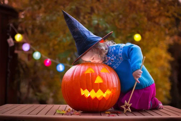 Kids carving pumpkin at Halloween Stockafbeelding