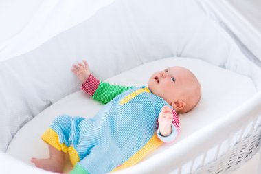 Şirin bebek çocuk beyaz bir beşik