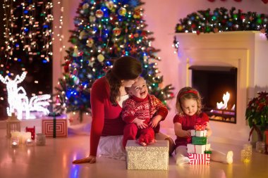 Anne ve çocuk evde Noel arifesinde