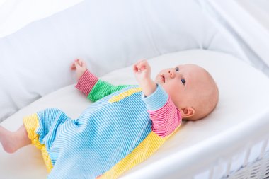 Şirin bebek çocuk beyaz bir beşik