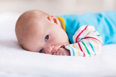 Şirin bebek çocuk onun karın üzerinde