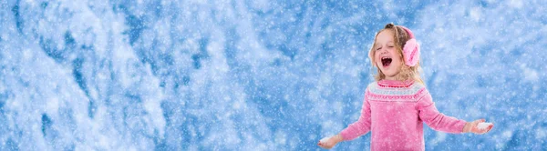 Niña jugando en el parque nevado — Foto de Stock
