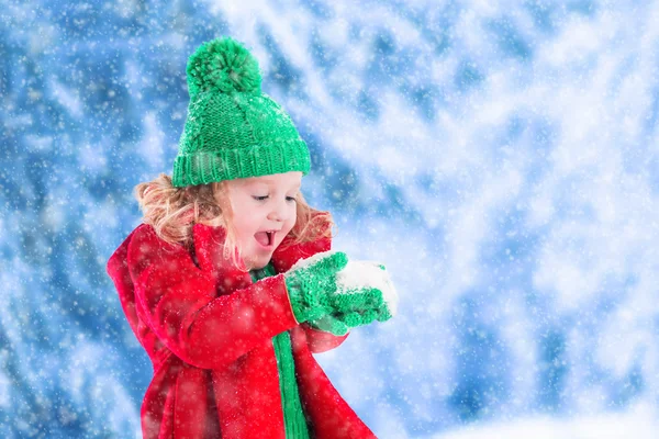 Menina brincando no parque nevado — Fotografia de Stock