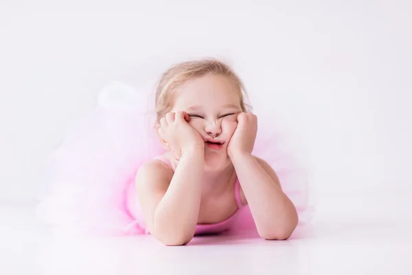 Lilla ballerina i rosa tutu — Stockfoto