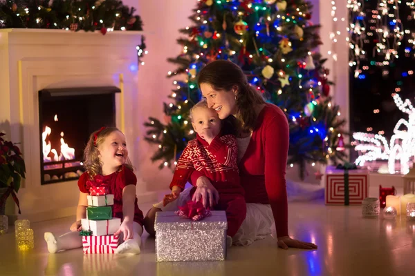 母と子供の家クリスマス ・ イヴに — ストック写真