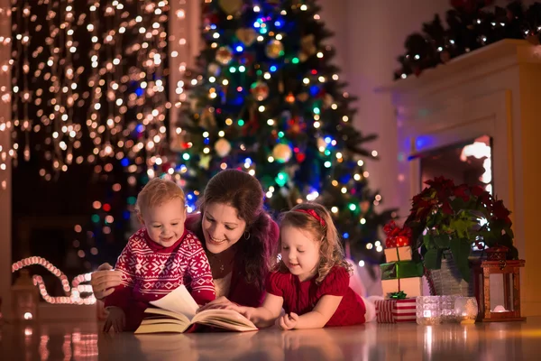 Mãe e crianças em casa na véspera de Natal — Fotografia de Stock
