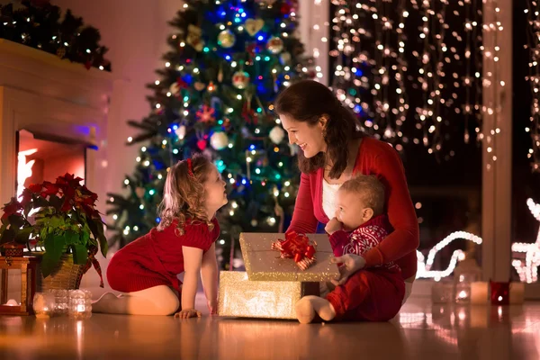 Anne ve çocuk evde Noel arifesinde — Stok fotoğraf