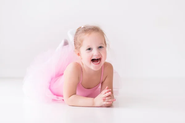 Weinig ballerina in roze tutu — Stockfoto