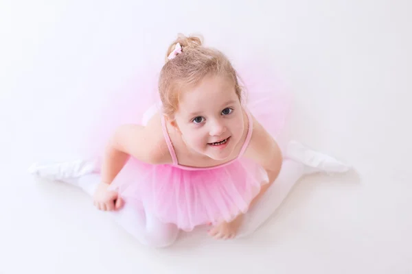 Lilla ballerina i rosa tutu — Stockfoto