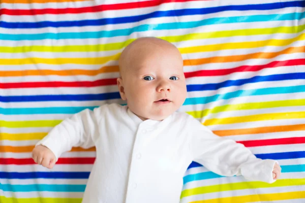 Симпатичный малыш на разноцветном одеяле — стоковое фото