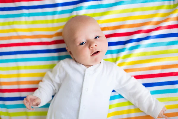 Lindo bebé en una manta colorida — Foto de Stock