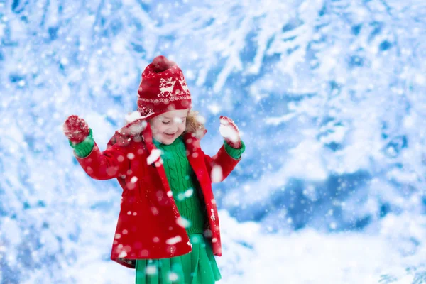 En liten flicka som leker i snö — Stockfoto