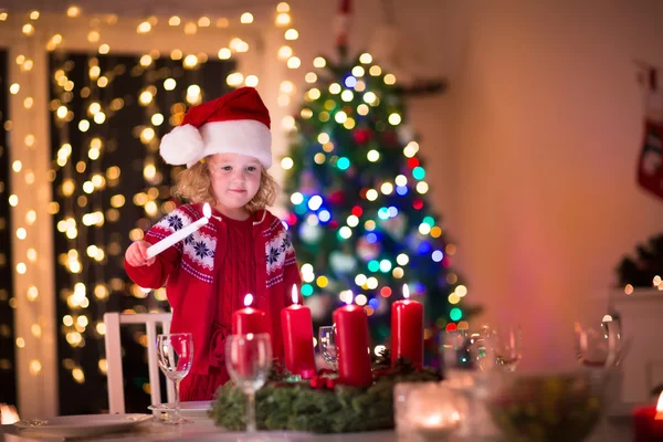 Enfant allumant une bougie au dîner de Noël — Photo