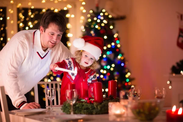 Vater und Tochter zünden Weihnachtskerzen an — Stockfoto