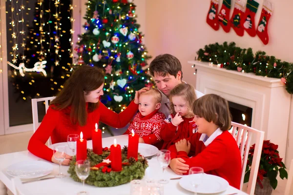 Familie genießt Weihnachtsessen zu Hause — Stockfoto