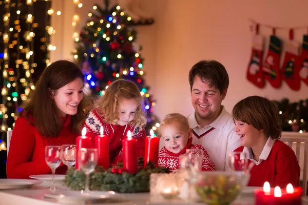 Familie genieten van kerstdiner thuis — Stockfoto