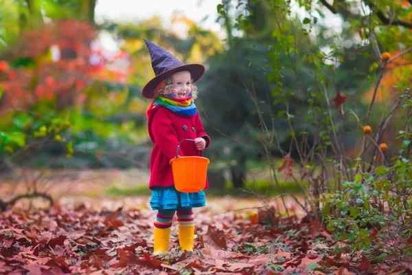 Маленька дівчинка в костюмі відьми на Хеллоуїн — стокове фото