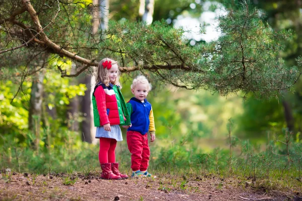Kinder wandern im Herbstpark — Stockfoto