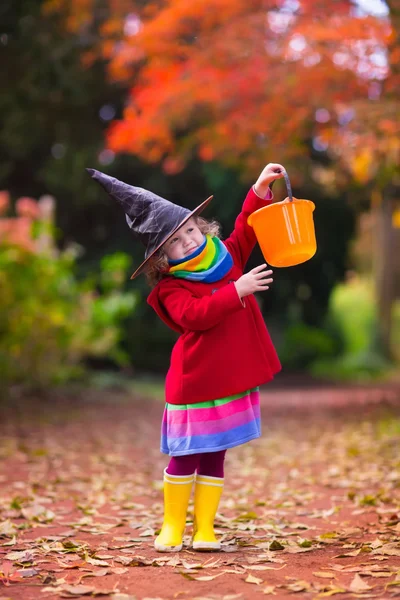 Bambina in costume da strega ad Halloween — Foto Stock