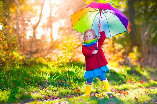 Niño jugando en otoño parque lluvioso — Foto de Stock