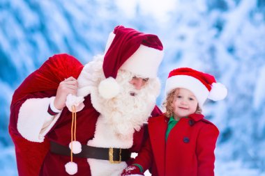 Çocuklar ve Santa Noel hediyesi ile