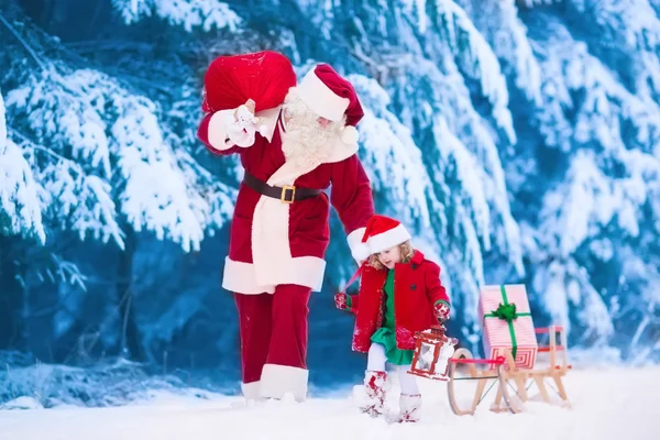 Barn och Tomtefar med julklappar — Stockfoto