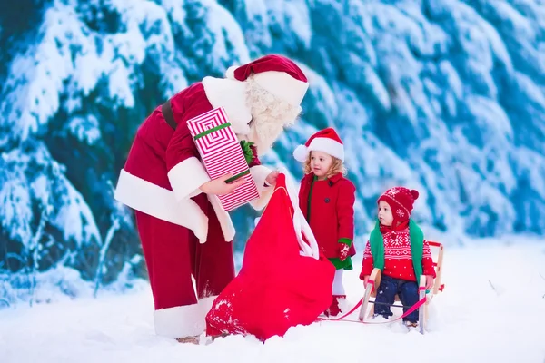 Niños y Santa con regalos de Navidad —  Fotos de Stock