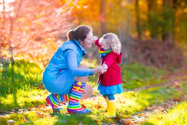 Promenade en famille dans le parc d'automne — Photo