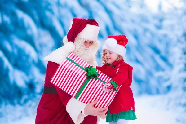 Niños y Santa con regalos de Navidad — Foto de Stock