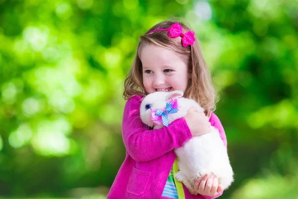 Petite fille jouant avec le lapin — Photo