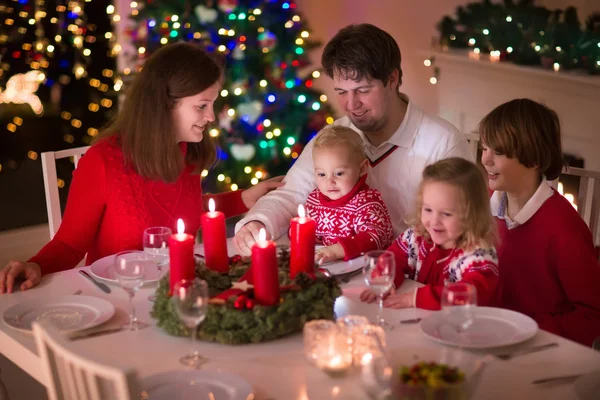 Famille appréciant le dîner de Noël à la maison — Photo