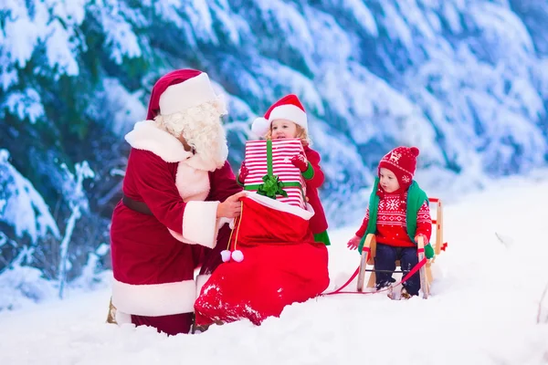 Niños y Santa con regalos de Navidad — Foto de Stock