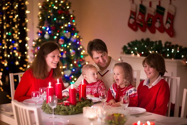 Οικογένεια απολαμβάνοντας το δείπνο των Χριστουγέννων στο σπίτι — Φωτογραφία Αρχείου