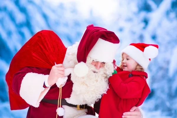 Dzieci i Santa z Boże Narodzenie prezenty — Zdjęcie stockowe