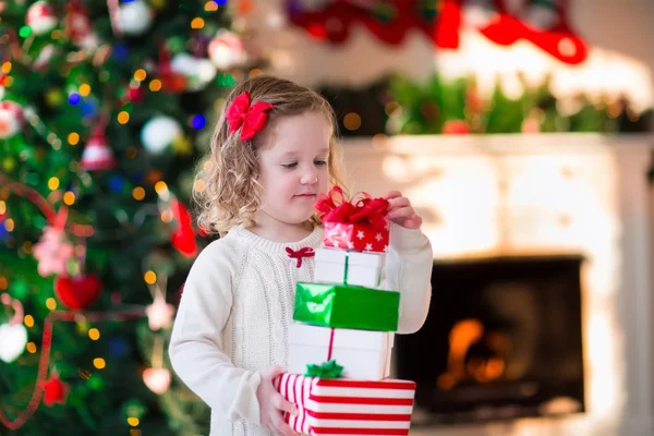 開く少女は、クリスマスの朝にプレゼントします。 — ストック写真