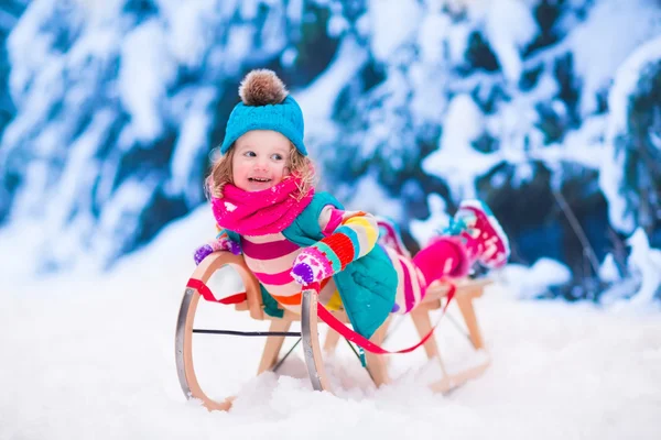 雪に覆われた冬の森で遊ぶ少女 — ストック写真