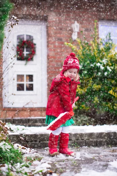 Little girl shoveling snow in winter — Stock Photo, Image