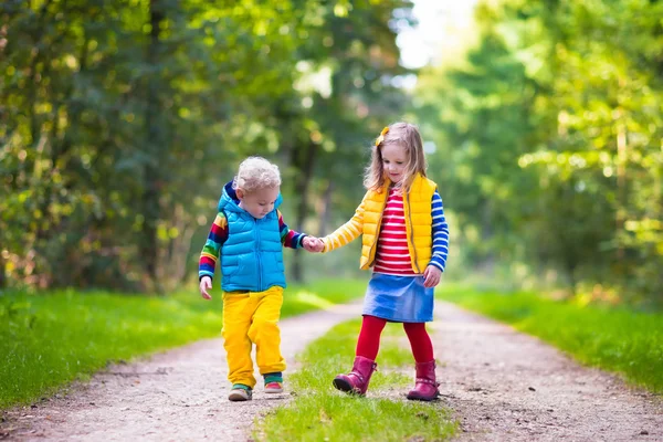 Bambini che corrono nel parco autunnale — Foto Stock