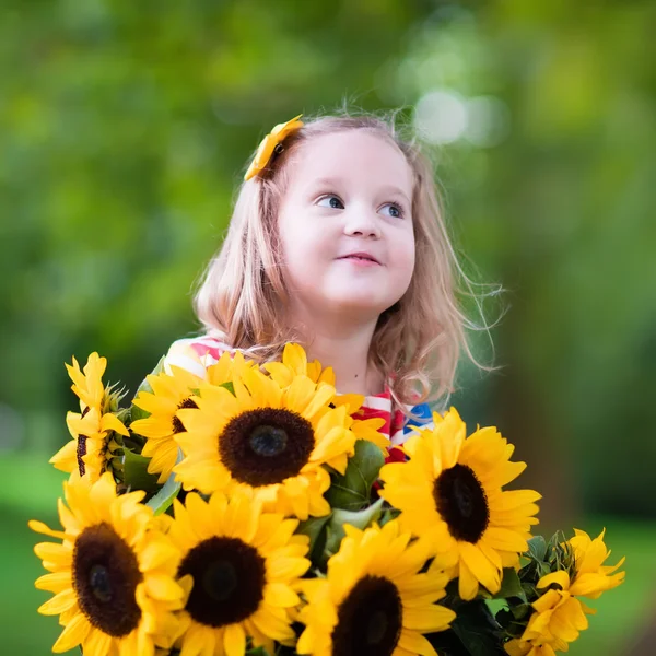 Bambina con girasoli — Foto Stock